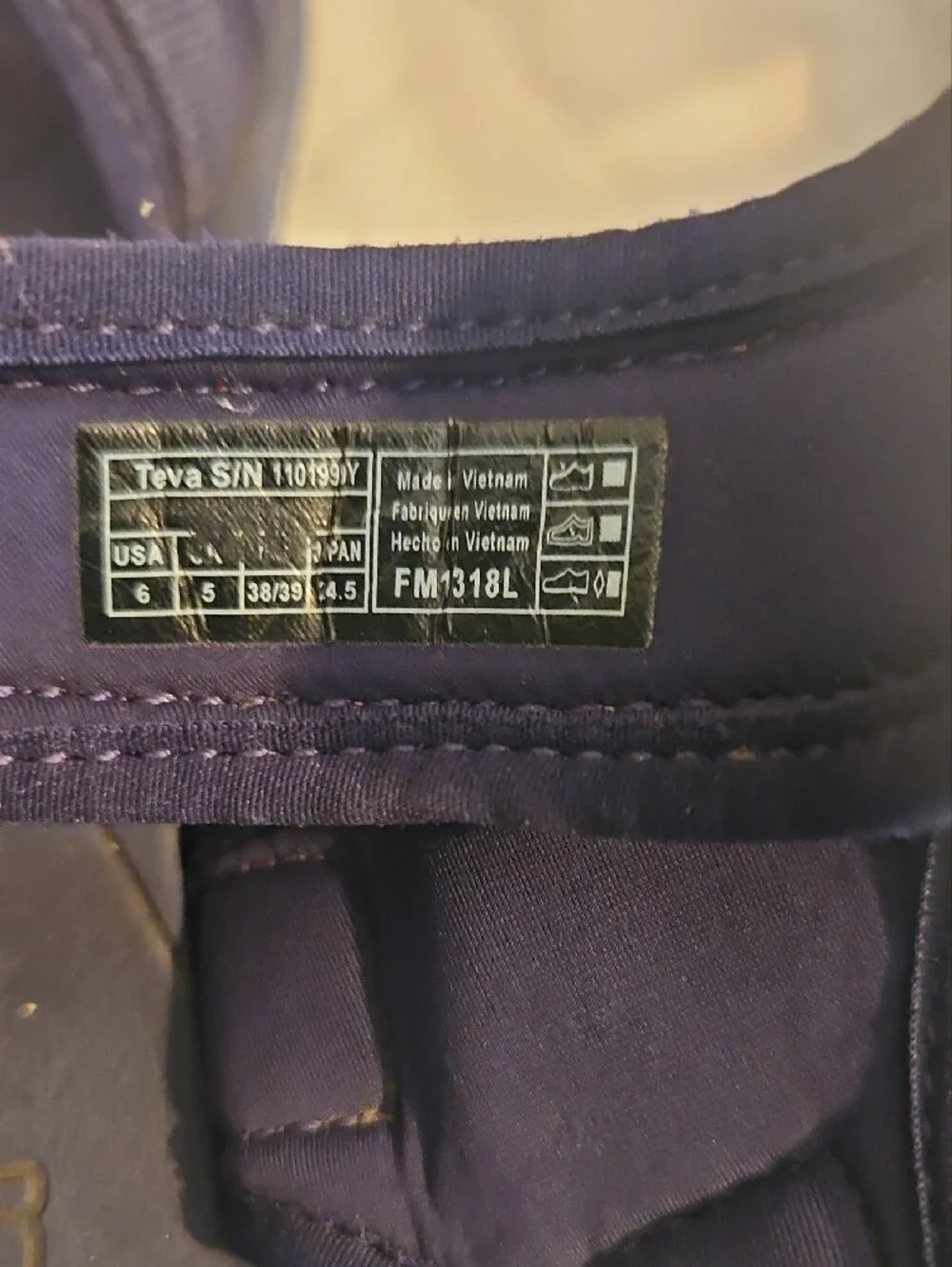 Teva Mens 6 Navy Sandals